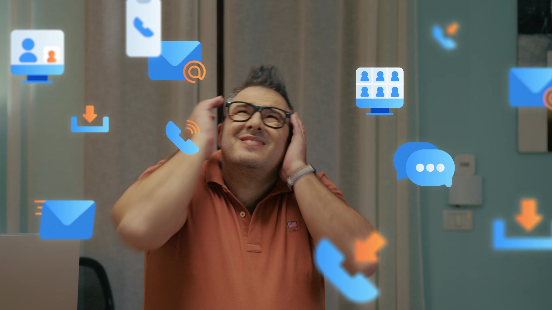 Il cliente del video Eeever, sopraffatto da richieste, messaggi e strumenti da gestire